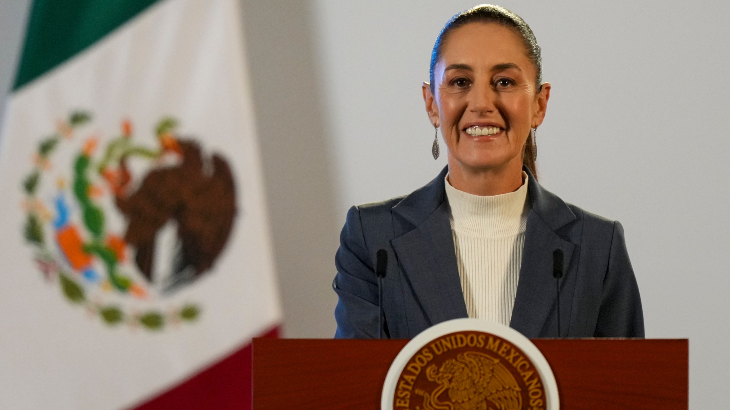 ARCHIVO - La presidenta mexicana, Claudia Sheinbaum, en conferencia de prensa en el Palacio Nacional en Ciudad de México, el 2 de octubre de 2024, la mañana después de su toma de protesta. (AP Foto/Fernando Llano, Archivo)