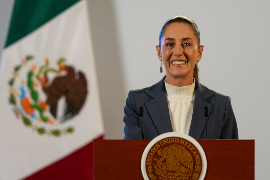 ARCHIVO - La presidenta mexicana, Claudia Sheinbaum, en conferencia de prensa en el Palacio Nacional en Ciudad de México, el 2 de octubre de 2024, la mañana después de su toma de protesta. (AP Foto/Fernando Llano, Archivo)