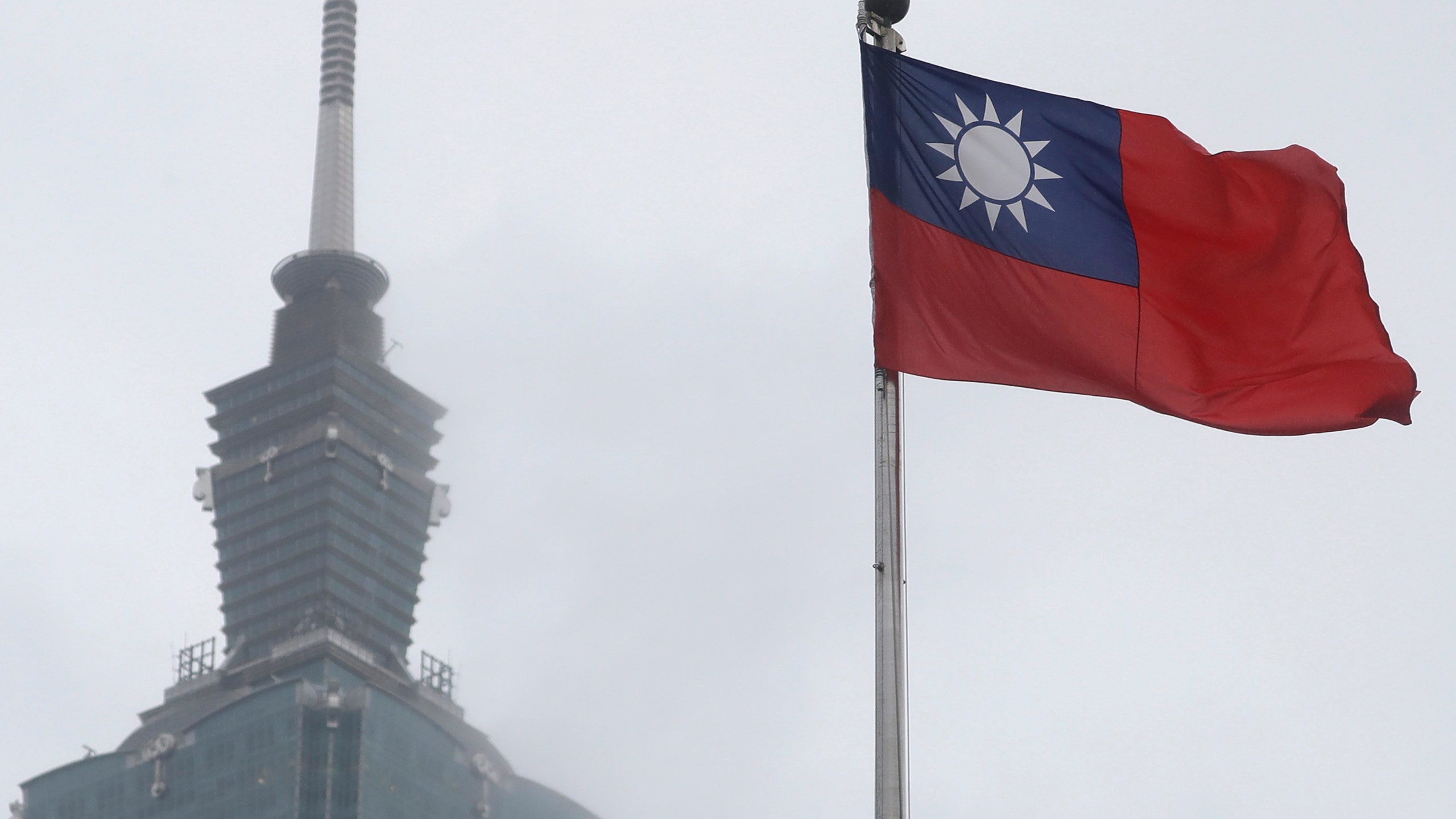 ARCHIVO - Una bandera nacional taiwanesa se ve cerca del edificio Taipei 101 en el monumento nacional Dr. Sun Yat-Sen en Taipéi, Taiwán, el 7 de mayo de 2023. (AP Foto/Chiang Ying-ying, Archivo)