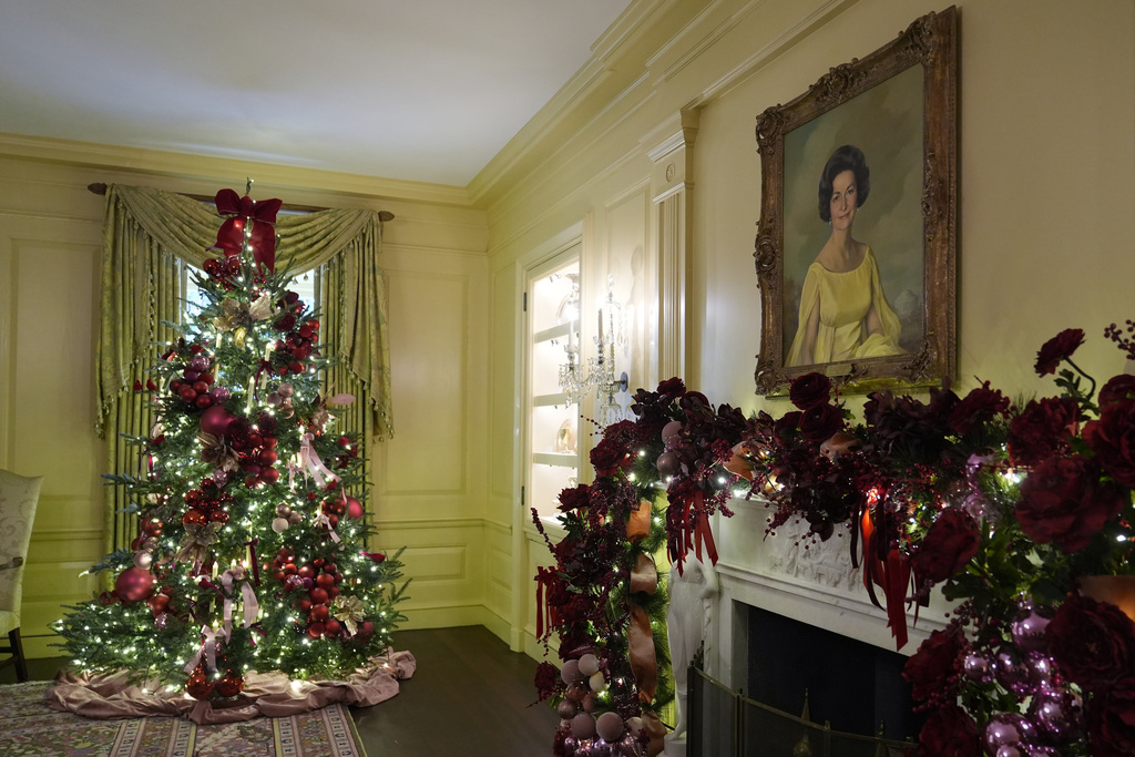 White House Christmas Decorations 2024